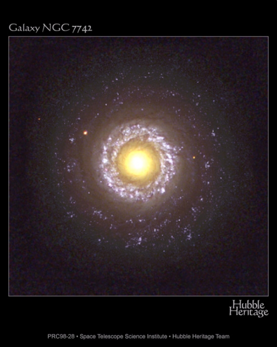 Hubble image of Seyfert Galaxy NGC 7742, explained in text