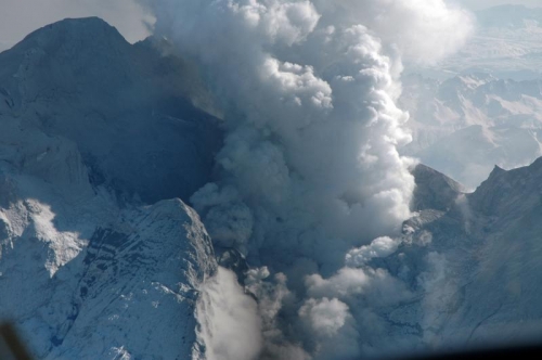 photo from an airplane of the Redoubt 2009 eruption