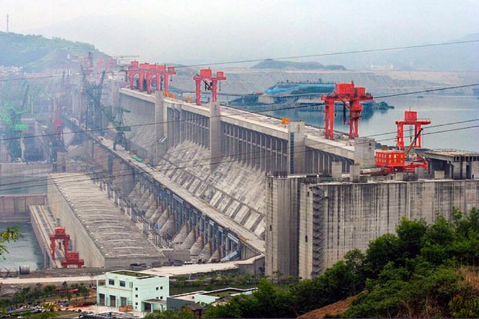 Cranes finishing the Three Gorges Dam