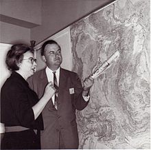 tharp and heezen look at a wall map of the mid atlantic ridge