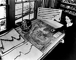 marie tharp at her drafting table