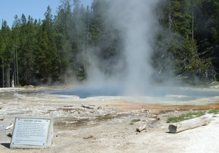 A hot sping at Yellowstone National Park