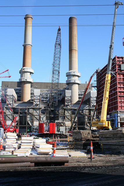 Fuera de una planta de energía. Imágenes muestra Dos torres flacas altas