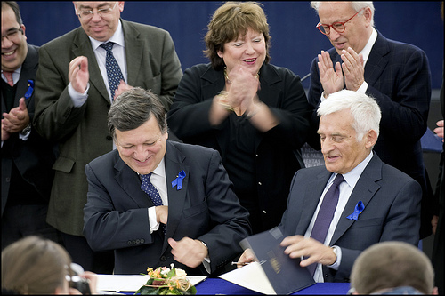 Presidents Buzek and Barroso sign an agreement under the Lisbon treaty