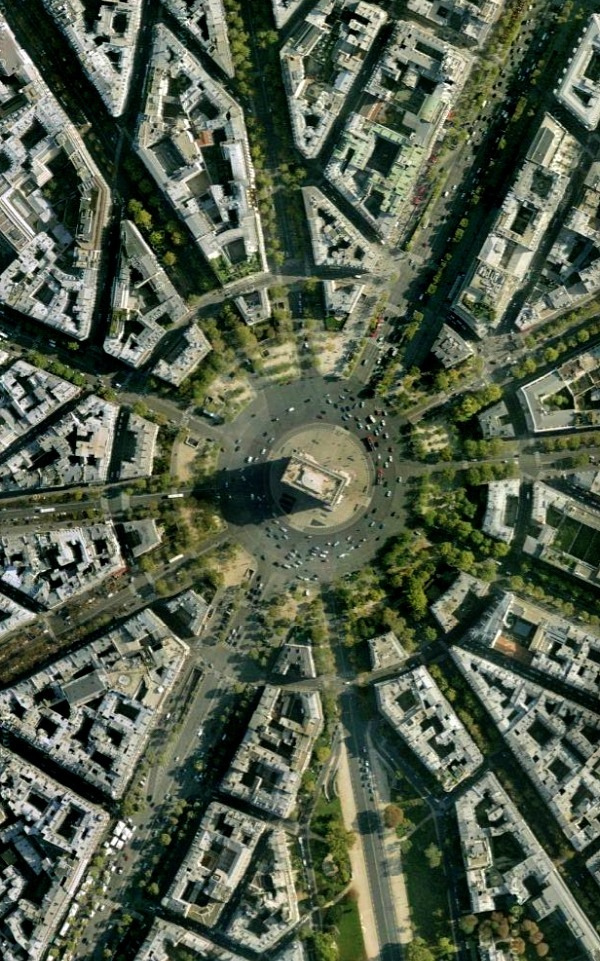 Aerial photo Arc de Triomphe. Roundabound with 12 streets coming off it. Traffic flows well
