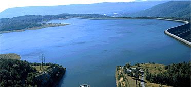 A photograph of the Raccoon Mountain reservoir, which just looks like a big lake.