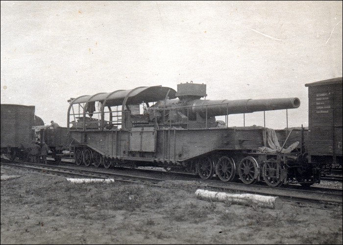 A Historical photograph of a rail-car artillery piece from the first World War.