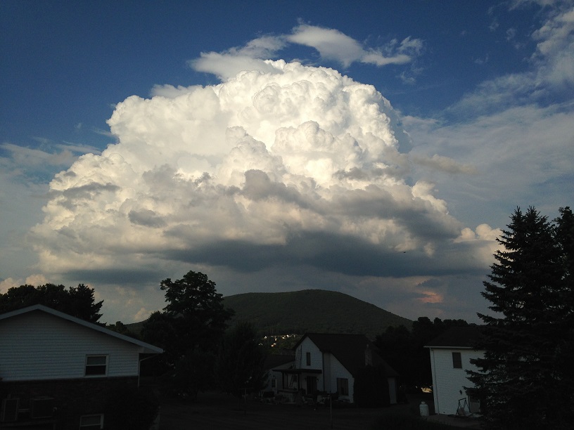 Photograph of a cumulus congestus cloud.