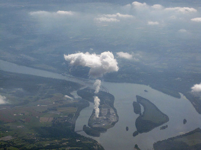 Widok z lotu ptaka na pióropusz pary wodnej unoszący się nad elektrownią jądrową 3 Mile Island